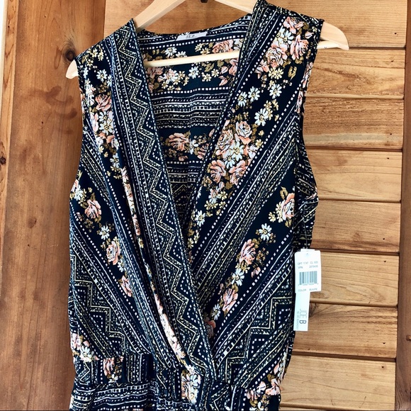 Jumpsuit with plunge neckline - Picture 2 of 4